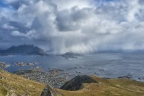 Сільських ландшафтів вид з Mt Nonstinden, Ballstad, прибуття, Nordland, Норвегія — стокове фото