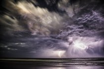 Tormenta relámpago sobre el océano, Costa de Oro, Queensland, Australia - foto de stock