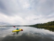 Seniorin paddelt auf einem See, Vereinigte Staaten — Stockfoto