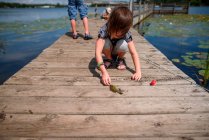 Tre bambini che pescano su un molo in estate, Stati Uniti — Foto stock