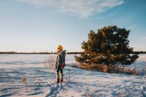 Menina andando na neve, Estados Unidos — Fotografia de Stock