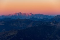Una catena montuosa nelle Alpi austriache sopra Gastein, Salisburgo illuminata dalla luce rossa del sole che sorge
. — Foto stock