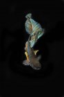 Retrato de un pez betta nadando en aguas oscuras - foto de stock