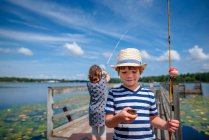 Deux enfants pêchent sur un quai en été, États-Unis — Photo de stock