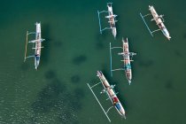 Vista aérea de cinco barcos tradicionales, Lombok, Indonesia - foto de stock