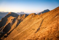 Mann und Frau Mountainbiken in den österreichischen Alpen bei Sonnenuntergang Österreich — Stockfoto