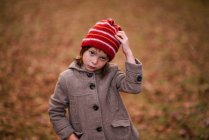 Portrait d'une fille debout dans les bois avec sa main sur la tête, États-Unis — Photo de stock