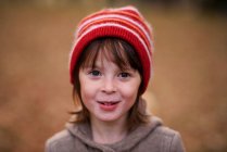 Ritratto di una ragazza sorridente con un cappello di lana — Foto stock