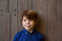 Портрет усміхненого хлопчика з веснянками — стокове фото