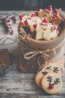 Gros plan sur le Père Noël et les biscuits aux rennes, vue rapprochée — Photo de stock