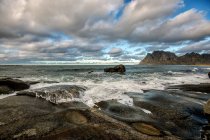 Vista panorâmica da paisagem do oceano vista de Sandnes, Lofoten, Nordland, Noruega — Fotografia de Stock