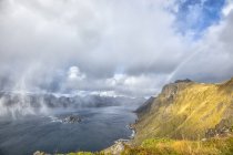 Desvanecendo-se arco-íris através de nuvens de tempestade, Lofoten, Nordland, Noruega — Fotografia de Stock