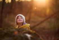 Portrait d'une fille souriante dans les bois au coucher du soleil, États-Unis — Photo de stock