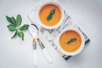 Duas taças de sopa de abóbora, vista superior — Fotografia de Stock
