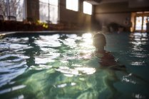 Menina nadando em uma piscina — Fotografia de Stock