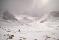 Man hiking up a snow covered mountain, Huesca, Pyrenees, Espanha — Fotografia de Stock