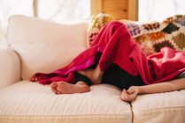 Abgeschnittenes Bild eines Mädchens, das auf einer Couch schläft — Stockfoto
