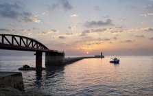 Vue panoramique sur Sunrise près du pont de New Harbor, La Valette, Malte — Photo de stock