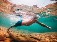 Foto subacquea di un ragazzo che nuota nel Lago Superiore, Stati Uniti — Foto stock