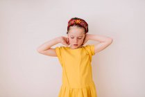 Porträt eines müden Mädchens mit den Händen hinter dem Kopf — Stockfoto