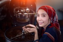 Mulher preparando grãos de café torrados — Fotografia de Stock