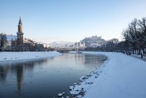 Stadtsilhouette und Schloss im Schnee, Salzburg, Österreich — Stockfoto