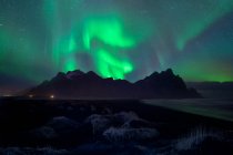 Aurores boréales sur le paysage montagneux du Vestrahorn, péninsule de Stokksnes, Islande — Photo de stock