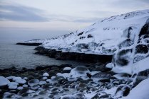 Закрите скелясте узбережжя взимку, Мурманськ, Росія. — стокове фото