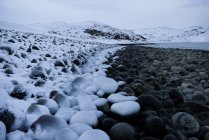 Costa rocciosa ghiacciata in inverno, Murmansk, Russia — Foto stock