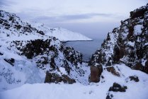 Costa rocosa congelada en invierno, Murmansk, Rusia - foto de stock