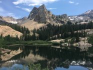 Reflexiones de montaña en Lake Blanch, Utah, EE.UU. - foto de stock