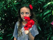 Souriante fille tenant un bouquet de coquelicots, Italie — Photo de stock