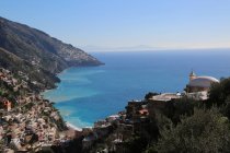 Vista aérea de Positano y la costa de Amalfi, Campania, Italia - foto de stock