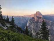 Half Dome ao pôr do sol, Parque Nacional de Yosemite, Califórnia, EUA — Fotografia de Stock