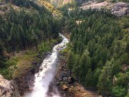 Vista aérea de um rio que flui de uma cachoeira, Parque Nacional de Yosemite, Califórnia, EUA — Fotografia de Stock