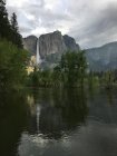 Reflexões de montanha em um lago, Parque Nacional de Yosemite, Califórnia, EUA — Fotografia de Stock