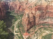 Vista da estrada através do cânion de Angels Landing, Zion National Park, Utah, EUA — Fotografia de Stock