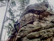 Girl rock climbing in table mountains, Poland — Stock Photo