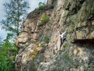 Chica escalada en las montañas de mesa, Polonia - foto de stock