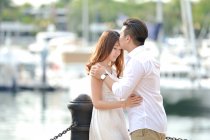 Portrait d'un couple amoureux debout près d'un port de plaisance, Singapour — Photo de stock