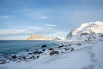 Paisagem de inverno, praia de Utakleiv, Lofoten, Nordland, Noruega — Fotografia de Stock
