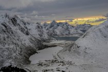 Гірський ландшафт взимку, Лофотен, Нордланд, Норвегія. — стокове фото