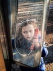 Menina de pé em uma cabine telefônica segurando o receptor — Fotografia de Stock