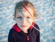 Retrato de uma menina com tranças no cabelo — Fotografia de Stock