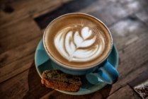 Tasse Piccolo Latte mit Biscotti-Keks — Stockfoto