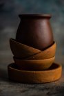 Глиняна кераміка на дерев'яному столі — стокове фото