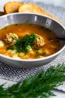 Суп с курицей и овощами — стоковое фото