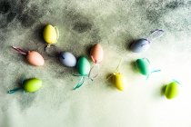 Huevos de Pascua y ramas de sauce sobre un fondo blanco. vista superior. - foto de stock