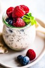 Healthy breakfast with fresh berries and yogurt — Stock Photo