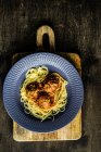 Espaguete com molho de frango e tomate — Fotografia de Stock